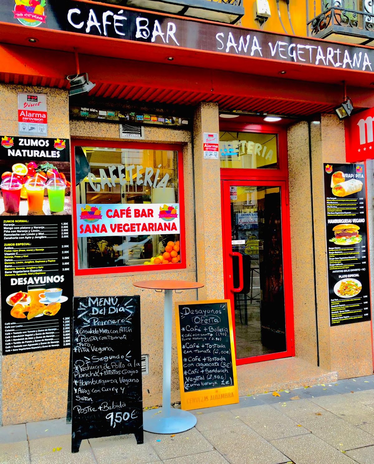Fachada del Café Bar Sana Vegetariana en Madrid