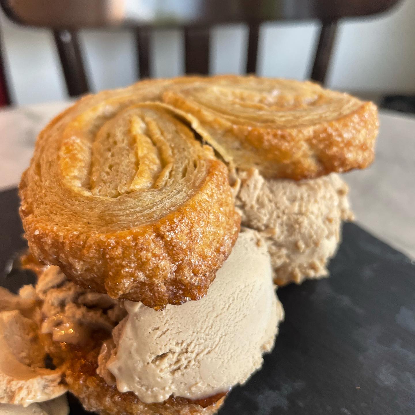 Croissant artesanal con helado